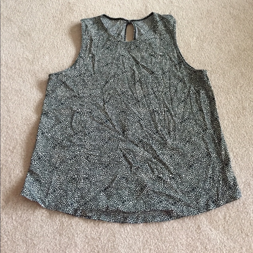 Lululemon black and white tank, size 4? Open back